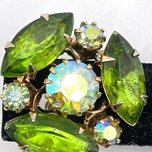 Vintage Unsigned Green AB Rhinestone Screw On Earrings - Picture 7 of 7